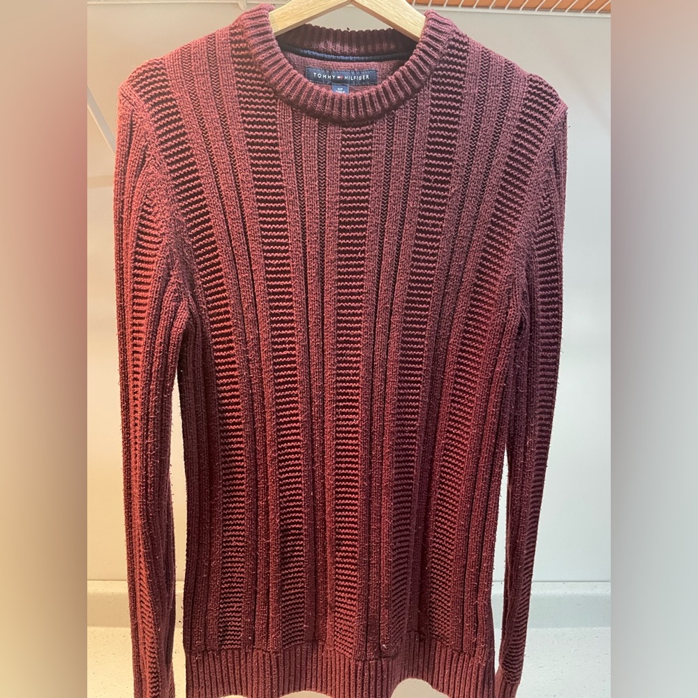 Tommy Hilfiger - Crewneck sweater in maroon.